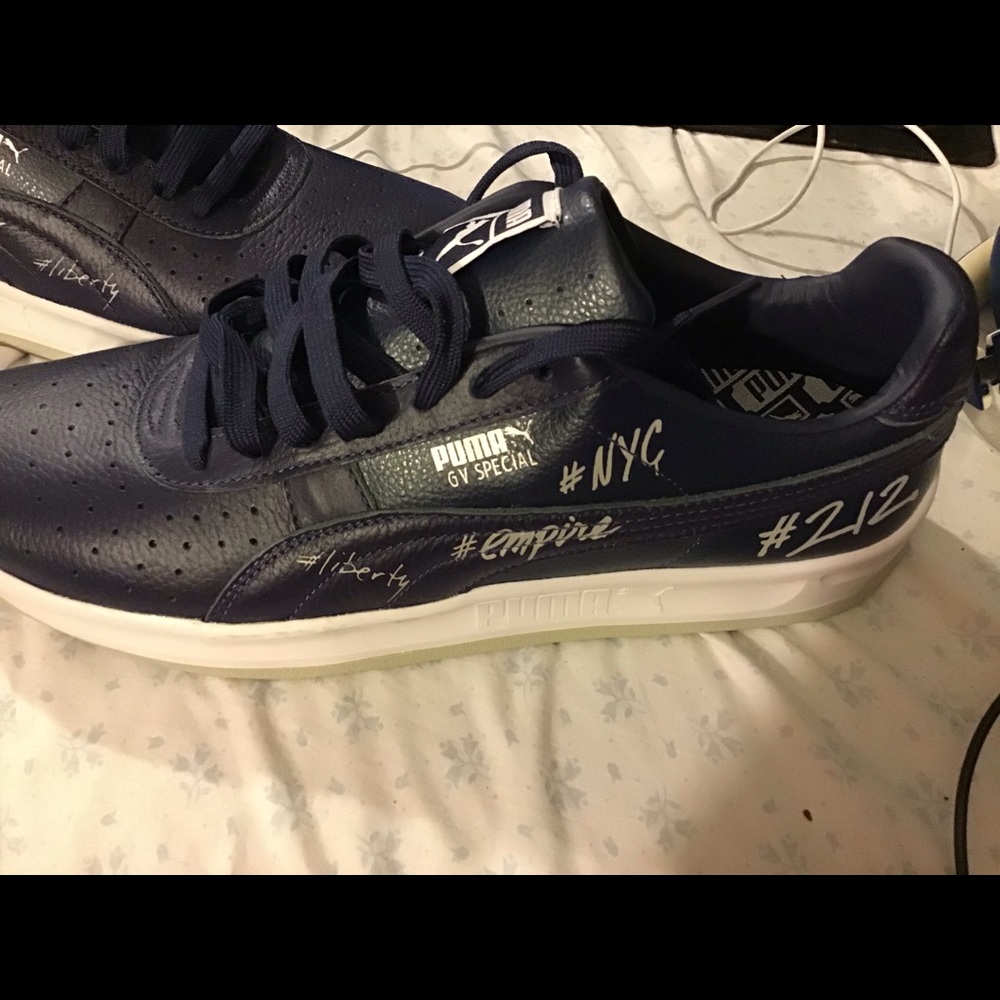 PUMAS SPECIAL ADDITION SIZE 12 SIGHNED PUMAS